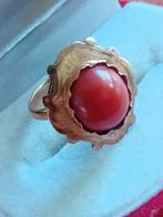 Antieke gouden ring met grote cabuchon geslepen bloedkoraal, Ophalen of Verzenden, Goud, Ring