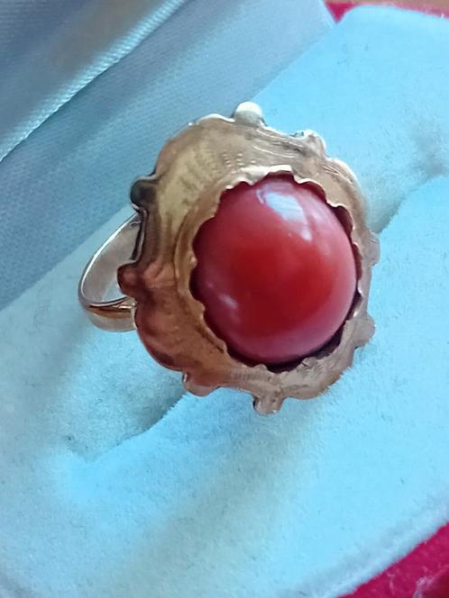 Antieke gouden ring met grote cabuchon geslepen bloedkoraal, Sieraden, Tassen en Uiterlijk, Antieke sieraden, Ring, Goud, Ophalen of Verzenden
