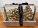 2 Kaarsen "Grote Dennenappels" Kleur: Goud Nieuw in Doos, Ophalen of Verzenden, Nieuw, Overige materialen, Minder dan 25 cm