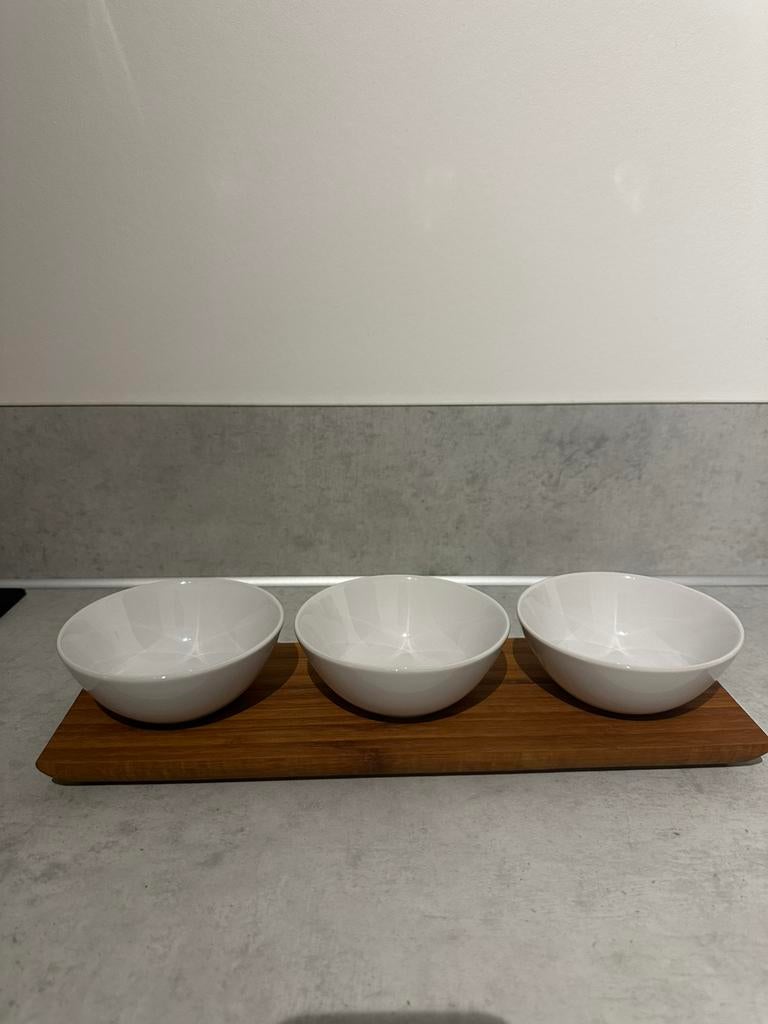 Bamboe blad met 3 witte schaaltjes ZGAN, Ophalen of Verzenden, Overige stijlen, Aardewerk, Schaal of Schalen