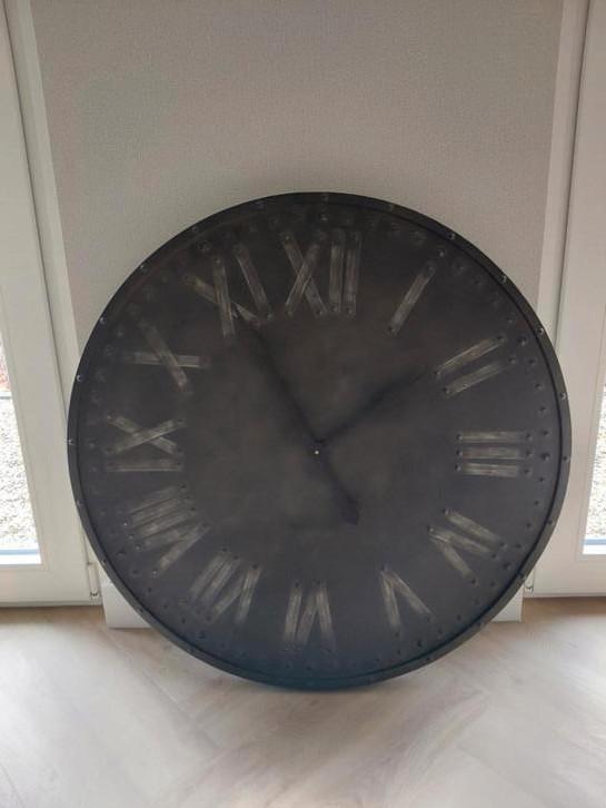Grote wandklok 97 cm. Metaal., Huis en Inrichting, Woonaccessoires | Klokken, Zo goed als nieuw, Wandklok, Ophalen
