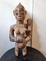 Yoruba beeld, vrouw met kind, Ophalen