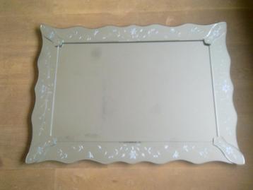 Spiegel gegraveerd 55 cm x 75 cm op 2 manieren op te hangen  beschikbaar voor biedingen