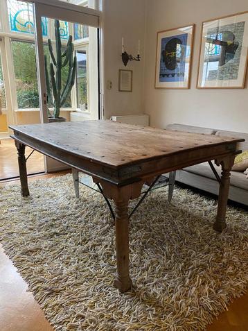 Antieke Indiase Teakhouten Tafel beschikbaar voor biedingen