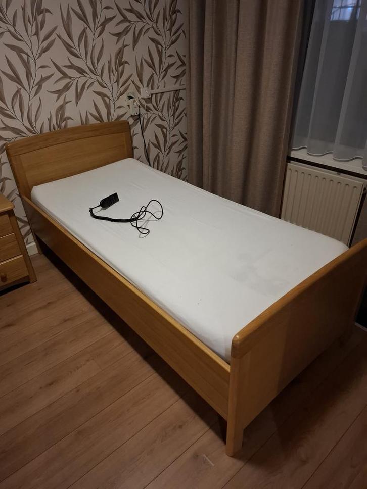 Elektrisch verstelbaar bed - seniorenbed, Huis en Inrichting, Slaapkamer | Bedden, Zo goed als nieuw, Eenpersoons, 90 cm, Hout