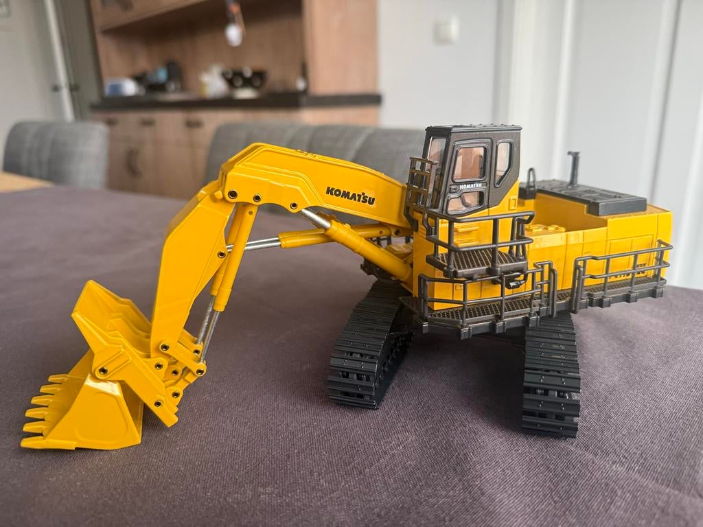 JOAL Komatsu PC1100LC Graafmachine 1:50, Hobby en Vrije tijd, Modelauto's | 1:50, Ophalen of Verzenden, Gebruikt, Hijskraan, Tractor of Landbouw