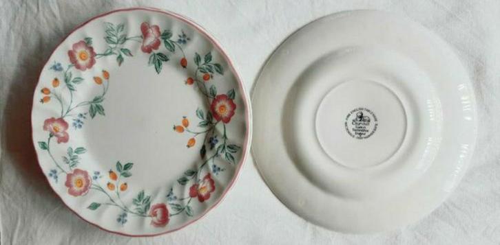 Engelse borden Briar Rose bloemen blaadjes Churchill, Huis en Inrichting, Keuken | Servies, Zo goed als nieuw, Bord(en), Overige stijlen