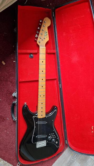 Vintage zwarte elektrische gitaar met koffer beschikbaar voor biedingen