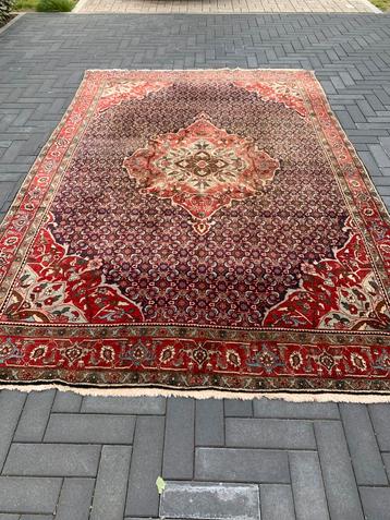 Mooi Sfeervol Handgeknoopt Vintage Vloerkleed. beschikbaar voor biedingen