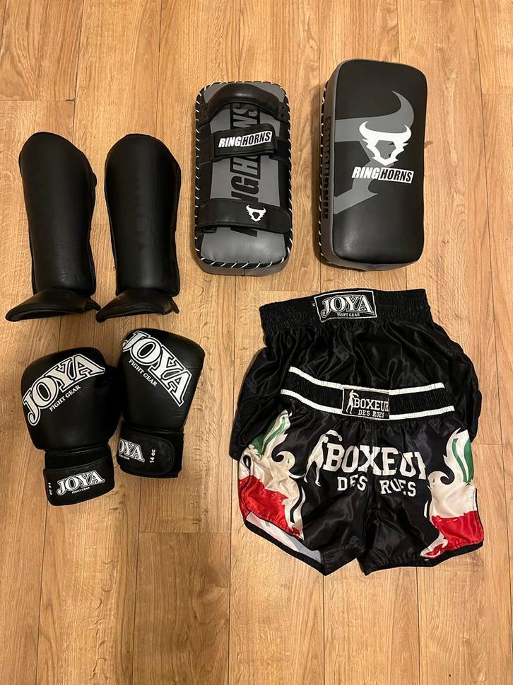 Kickboks Set: Handschoenen Scheenbeschermers Pads venum joya, Sport en Fitness, Vechtsporten en Zelfverdediging, Zo goed als nieuw