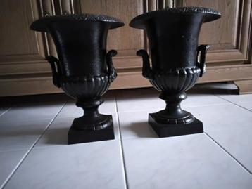 2 Gietijzeren tuinvazen bloempotten lus vormig handvat oren beschikbaar voor biedingen