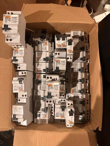Doos vol Installatieautomaten Merlin Gerin beschikbaar voor biedingen