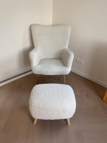Teddy / bouclé stoel met voetenbankje beschikbaar voor biedingen