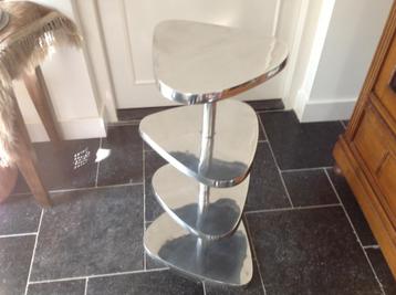 Zeer stabiele Grote etagère H 80cm x B 43cm zilverkleurig beschikbaar voor biedingen