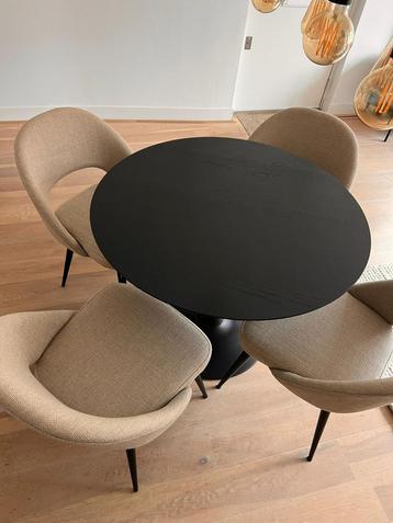 Ronde zwarte tafel met Novi beige stoelen . Pas 1 jaar oud beschikbaar voor biedingen