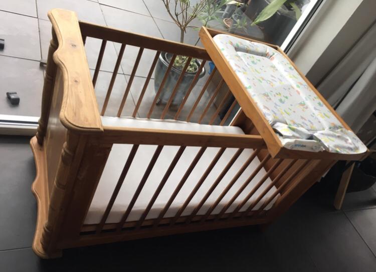 Vintage luxe baby ledikant eiken met handige plank kussen, Lattenbodem, 70 tot 85 cm, Ophalen of Verzenden, Zo goed als nieuw