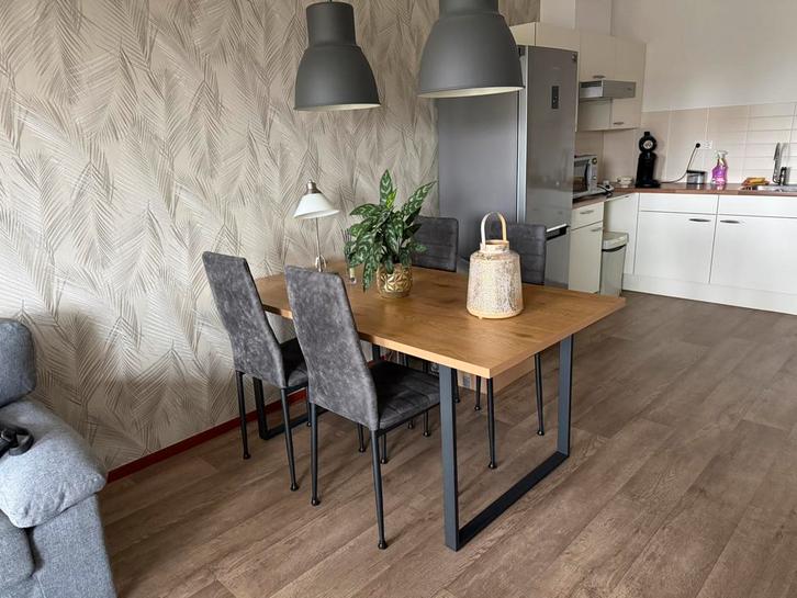 Nieuwe eettafel met 4 stoelen, Huis en Inrichting, Stoffering | Vloerbedekking, Zo goed als nieuw, Tapijt, 75 m² of meer, Ophalen