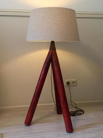 Vloerlamp: driepoot, cremekleurige kap 107CM. beschikbaar voor biedingen