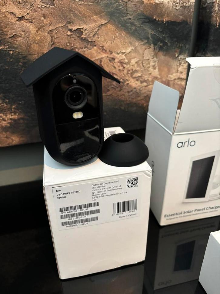 Arlo Essential cam gen2 met Arlo zonnepaneel, Audio, Tv en Foto, Videobewaking, Zo goed als nieuw, Ophalen