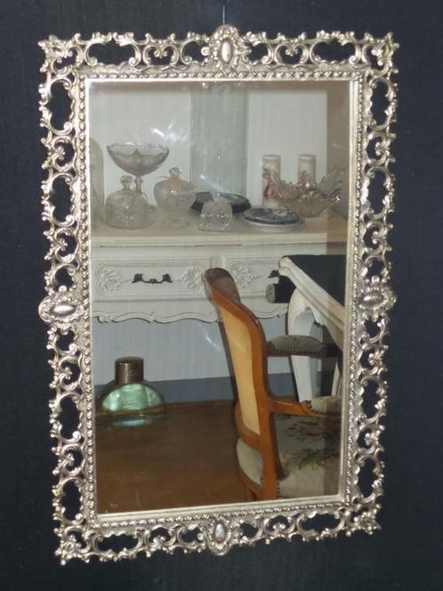Oude spiegel met sierlijke zilver koperen rand hoogte 73 cm, Antiek en Kunst, Antiek | Spiegels, Minder dan 50 cm, Minder dan 100 cm