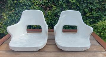 2 kunststof bootstoelen,  kuipstoelen.  beschikbaar voor biedingen