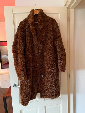 Warme fluffy winterjas maat  46 . Valt ruim beschikbaar voor biedingen