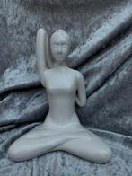 Porceleine gomukhasana  houding, wit, Verzamelen, Beelden en Beeldjes, Ophalen of Verzenden, Zo goed als nieuw, Mens