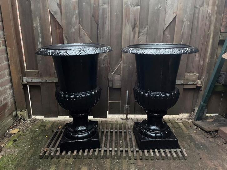 2 gietijzeren tuinvazen bloempotten, Tuin en Terras, Tuinvazen, Zo goed als nieuw, Ophalen