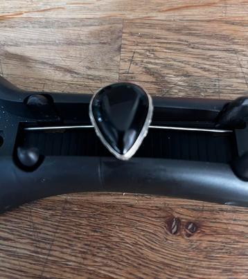 Mooie zilveren ring met zwarte druppelvormige steen beschikbaar voor biedingen