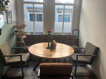 Stoere industriële eetkamerstoelen + bank, nieuwprijs €1200 beschikbaar voor biedingen