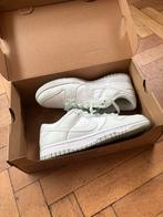 Nike Dunk Low W maat 40, Kleding | Dames, Schoenen, Ophalen of Verzenden, Nieuw, Groen, Sneakers of Gympen