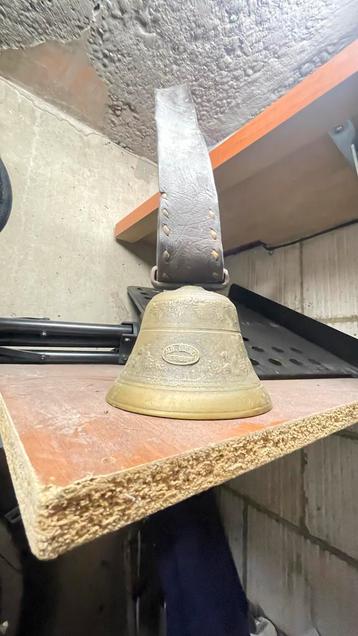 Oude Koeienbel met leren riem beschikbaar voor biedingen