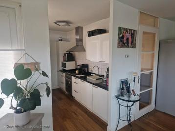 Hoogglans witte keuken met natuurstenen blad