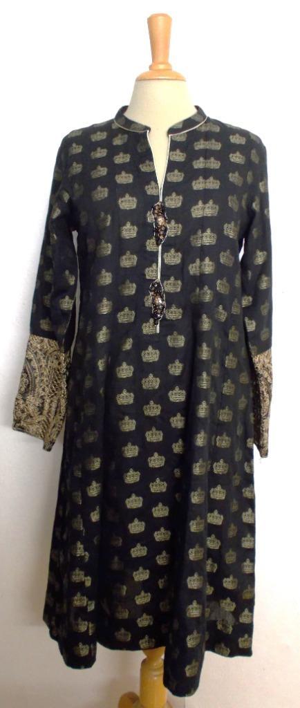 Apart jurkje met gouden kroontjes en bewerkte mouwen! S, Kleding | Dames, Jurken, Zo goed als nieuw, Maat 38/40 (M), Zwart, Knielengte