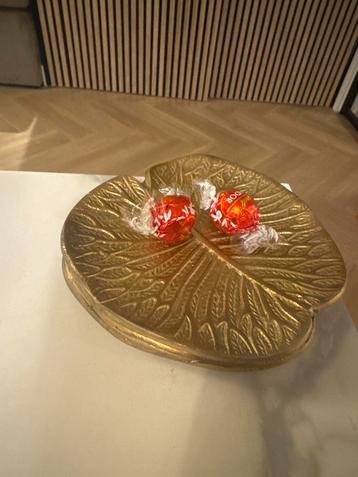Gouden Schaal in Bladvorm beschikbaar voor biedingen
