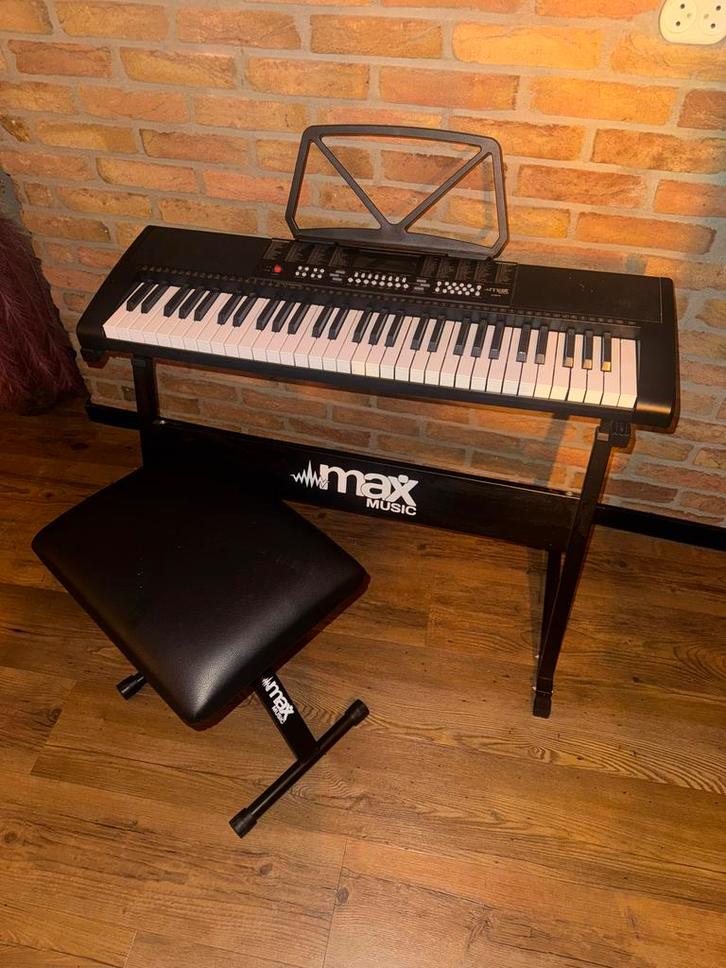 Max Music Keyboard met Standaard, Muziek en Instrumenten, Keyboards, Gebruikt, 61 toetsen, Overige merken, Met standaard, Ophalen