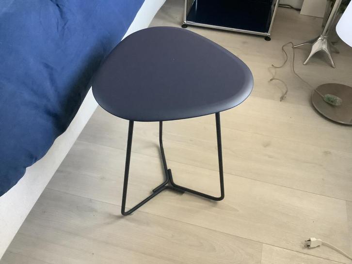 Pode by Leolux tripod bijzettafel, Huis en Inrichting, Tafels | Bijzettafels, Zo goed als nieuw, Rond, Minder dan 55 cm, Ophalen