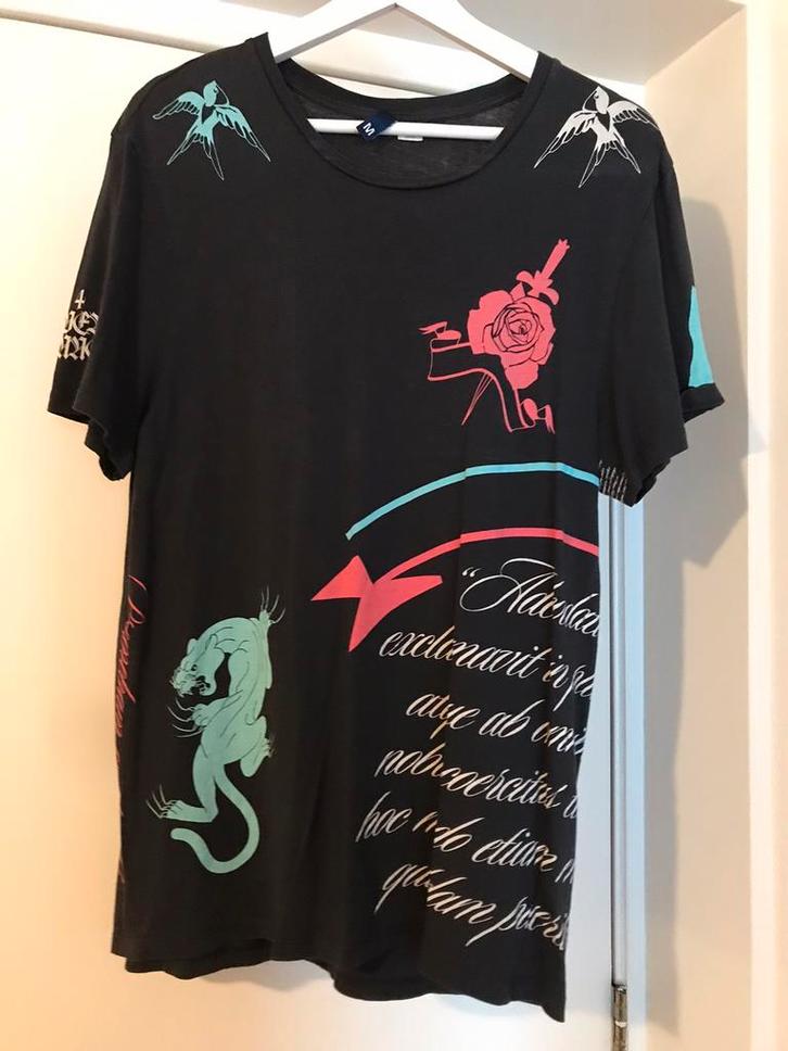 H&M divided t-shirt korte mouw tattoo tekst maat M zgan, Kleding | Heren, T-shirts, Zo goed als nieuw, Maat 48/50 (M), Grijs, Verzenden