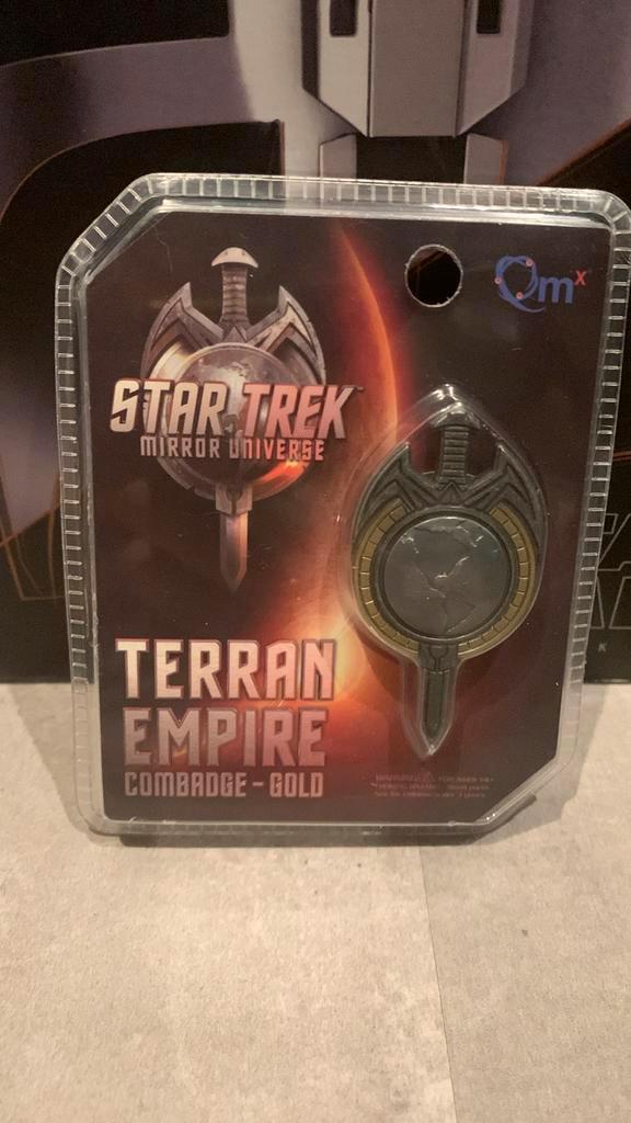 Star Trek Mirror Universe Terran Empire Combadge (Gold) QMX, Verzamelen, Speldjes, Pins en Buttons, Nieuw, Speldje of Pin, Overige onderwerpen