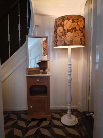 Brocante vloerlamp hout vintage lampenkap retro lamp