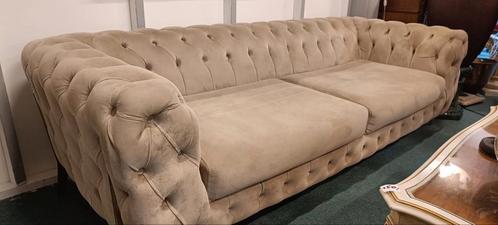 Luxe Chesterfield Bank - Beige, Huis en Inrichting, Banken | Bankstellen, Gebruikt, Rechte bank, Vierpersoons of meer, 250 tot 300 cm
