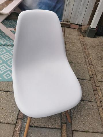 4 (eetkamer) stoelen. 