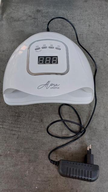 Nagellamp voor gellak beschikbaar voor biedingen