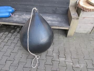 Extra grote zwarte bol fender met diameter 75 cm beschikbaar voor biedingen