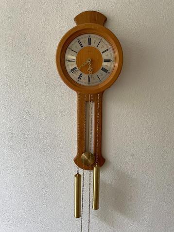 Wandklok met slinger en gewichten beschikbaar voor biedingen