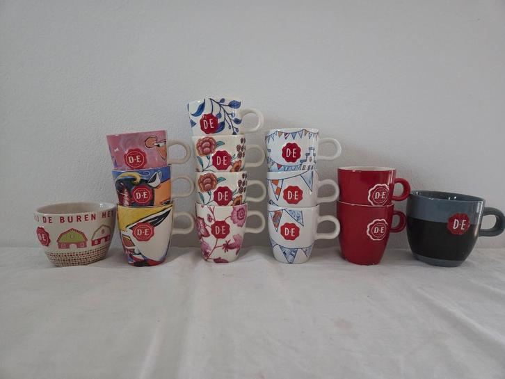 DE, Douwe Egberts: 12 kleine mokken, 1 grote mok, 1 kommetje, Huis en Inrichting, Keuken | Servies, Zo goed als nieuw, Kop(pen) en/of Schotel(s)