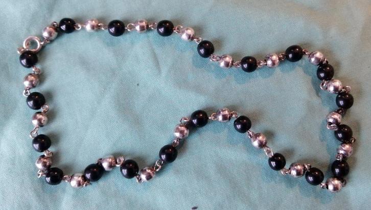 Ketting met kralen van zilver en zwart glas misschien onyx, Sieraden, Tassen en Uiterlijk, Kettingen, Zilver, Zwart, Ophalen of Verzenden