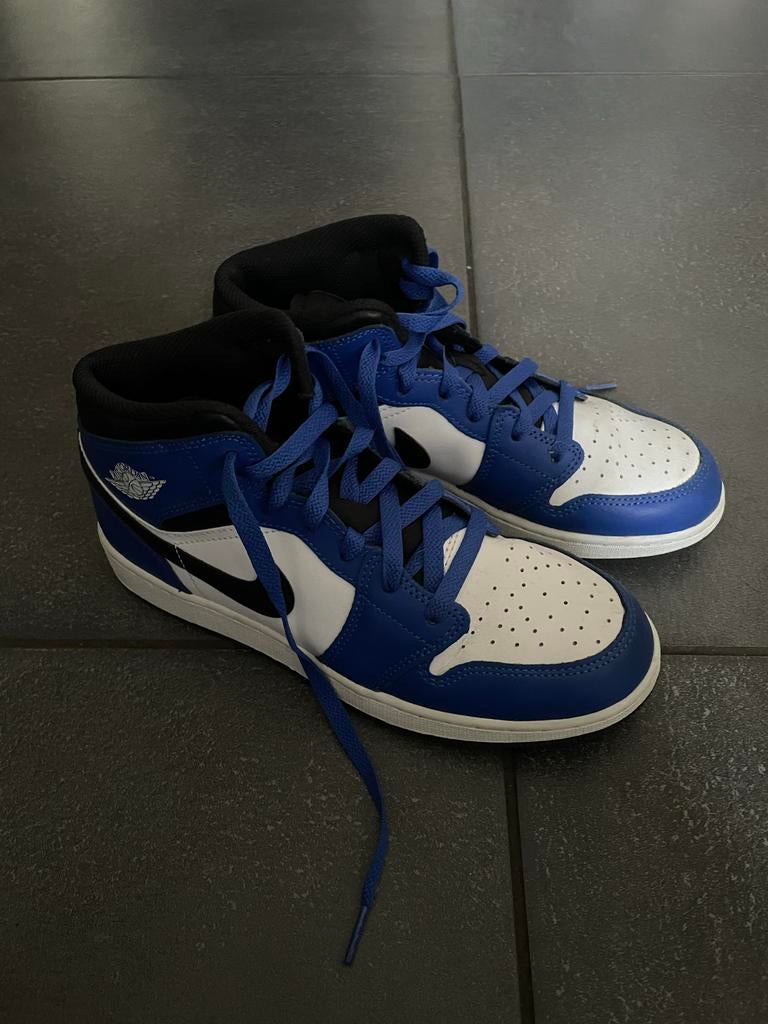 Blauw-witte Air Jordan 1 Mid, Ophalen of Verzenden, Zo goed als nieuw, Schoenen