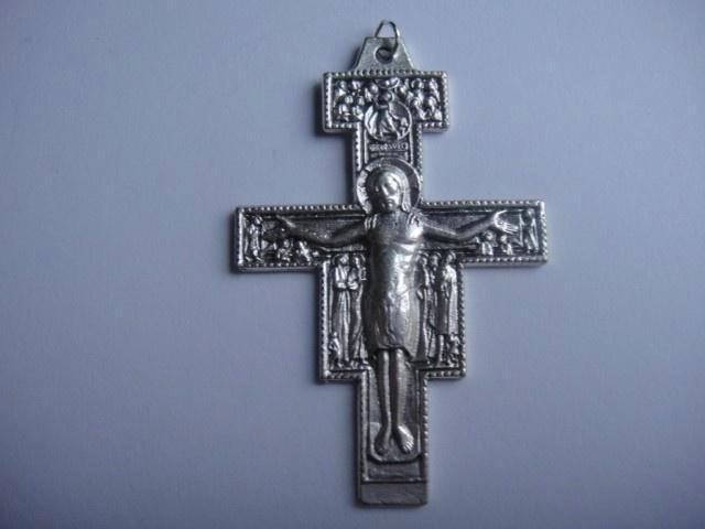 Mooi zilverkleurig Damiaan kruisje, Verzamelen, Religie, Zo goed als nieuw, Christendom | Katholiek, Overige typen, Ophalen of Verzenden
