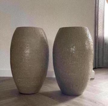 Grote vazen terracotta olijfgroen 36cm hoog beschikbaar voor biedingen